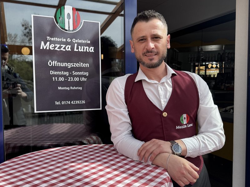 Besmir Mustafi vor dem Eingang von Mezza Luna