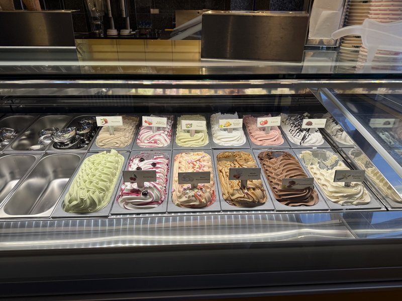 Große Eistheke mit vielen Sorten bei Mezza Luna Havelberg