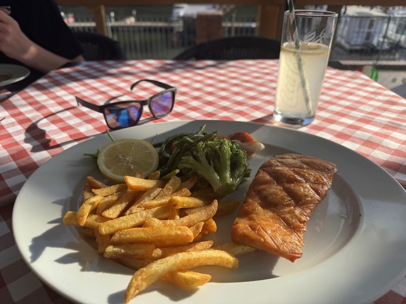 Gegrillter Lachs mit Pommes und Gemüse auf der Terrasse von Mezza Luna
