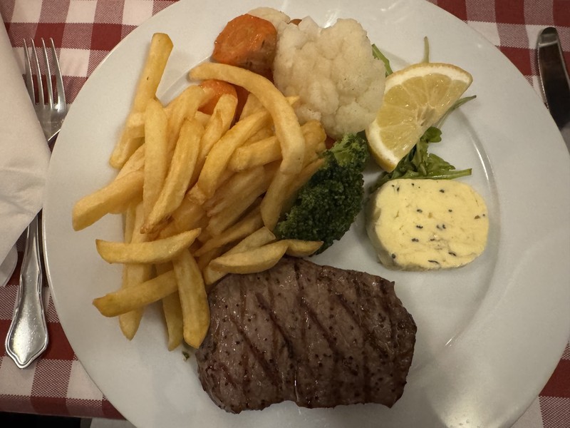 Argentinisches Steak mit Pommes, Gemüse und Kräuterbutter bei Mezza Luna