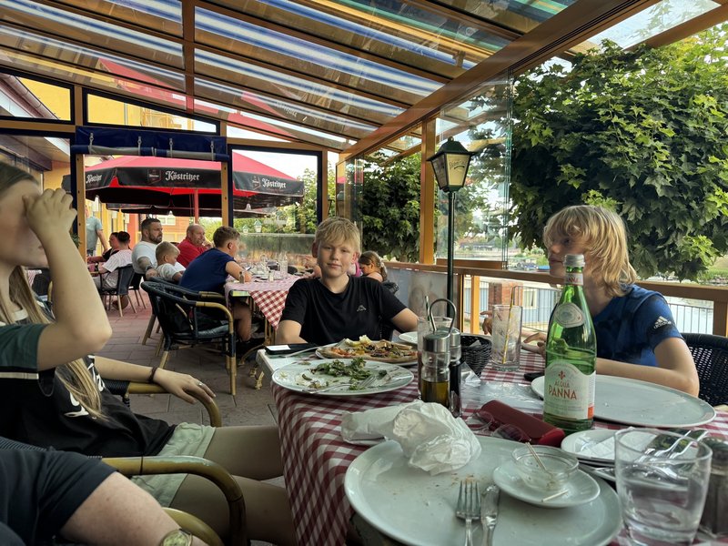 Gäste auf der Terrasse von Mezza Luna