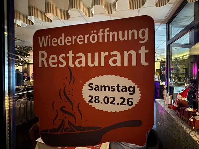 Schild Wiedereröffnung Restaurant Mezza Luna