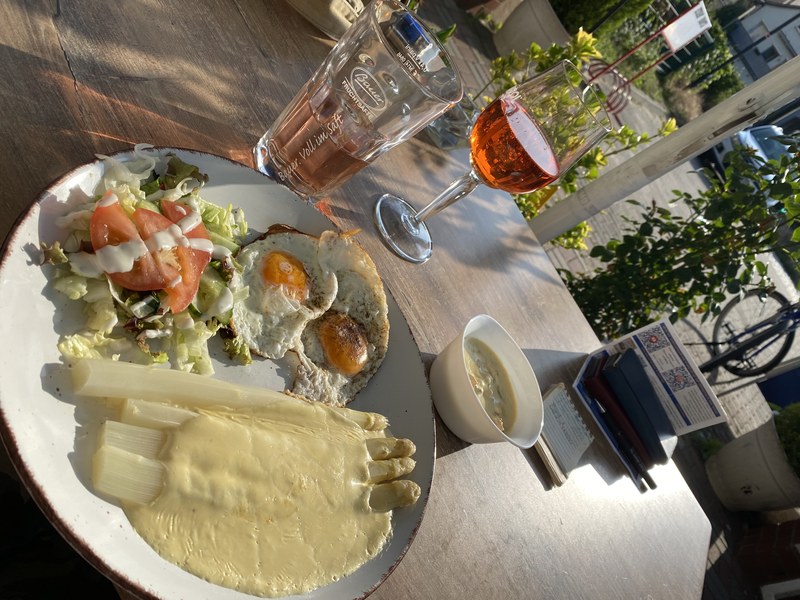 Spargel mit Spiegelei im Biergarten auf der Rückseite des Romantica