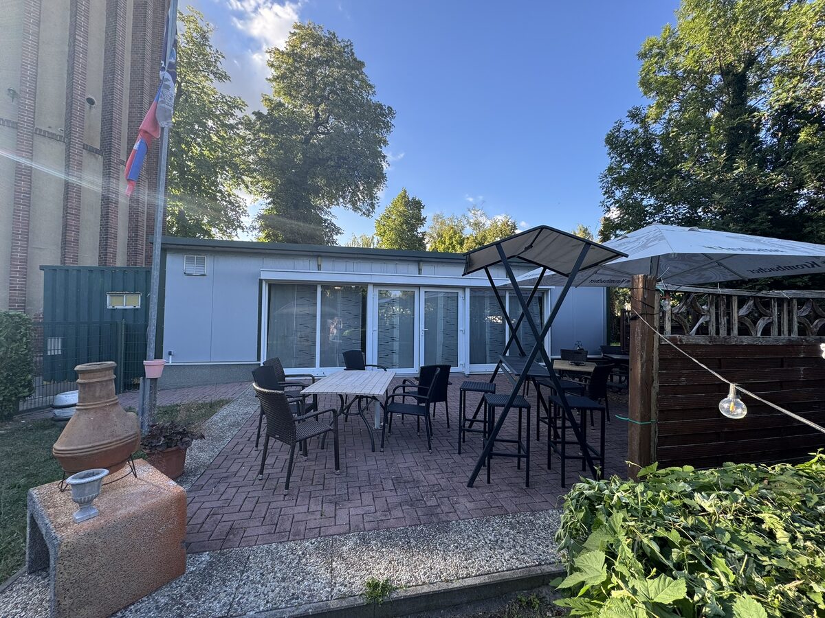 Terrasse mit Blick zum Wasserturm und Sitzgruppen