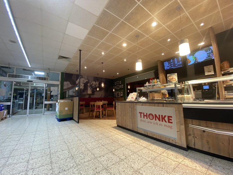 Cafétheke und Sitzecke von Thonke im Edeka Havelberg