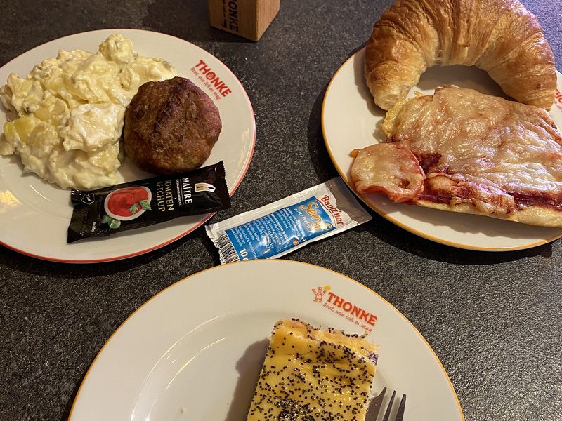Teller mit Imbiss, Croissant und Mohnkuchen bei Thonke