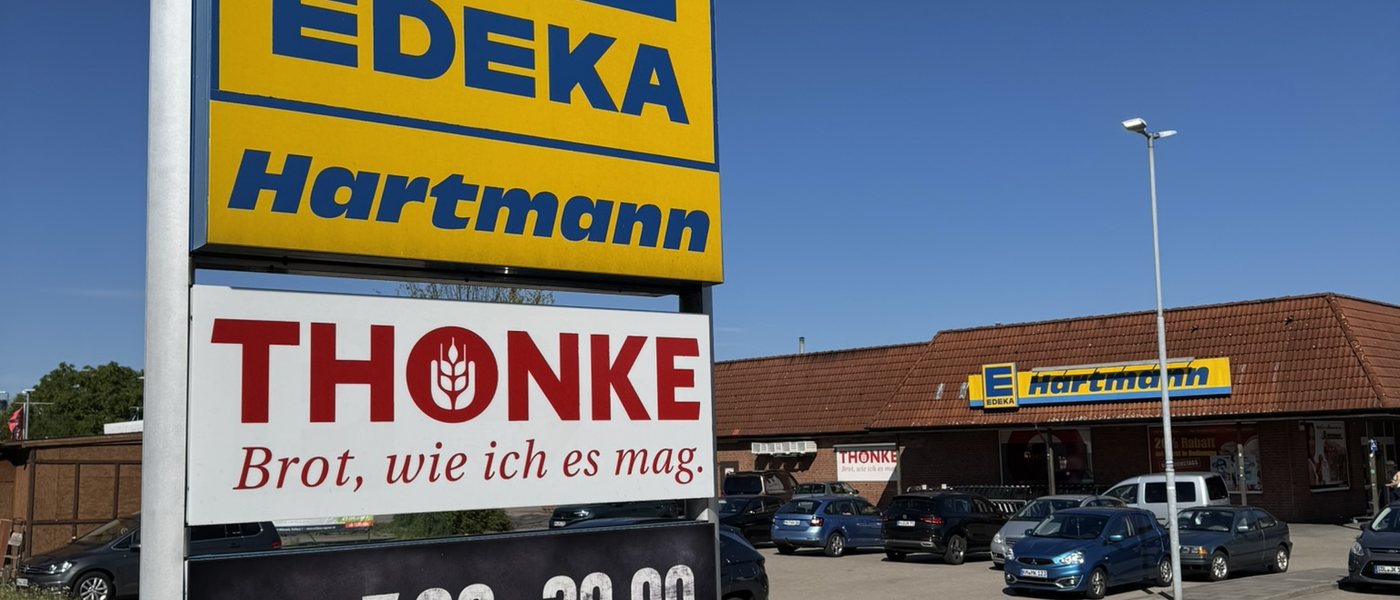 Schild Edeka Hartmann und Thonke an der Pritzwalker Straße in Havelberg