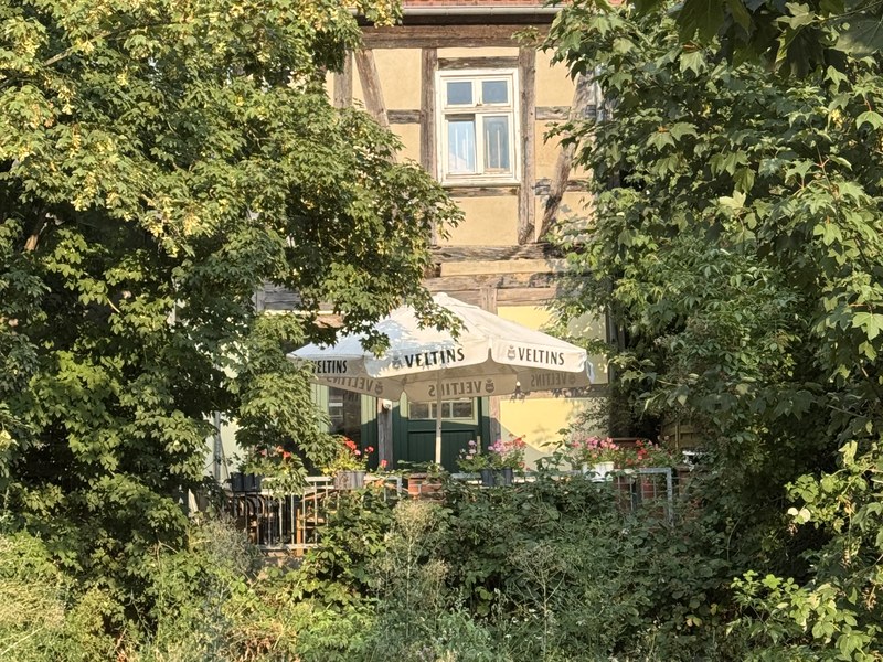 Biergarten mit zwei Tischen auf der Rückseite des Viet Thai