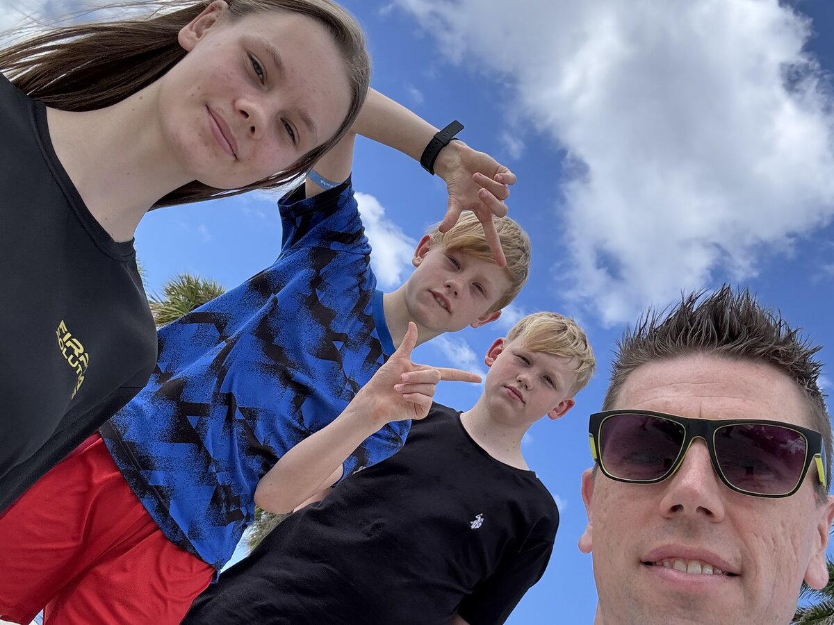 Familie hinter Havelberg-Apartments.de – Selfie vor blauem Himmel