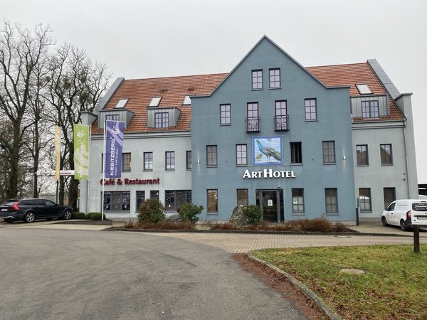 ArtHotel Kiebitzberg in Havelberg: Fassade mit ArtHotel-Schriftzug