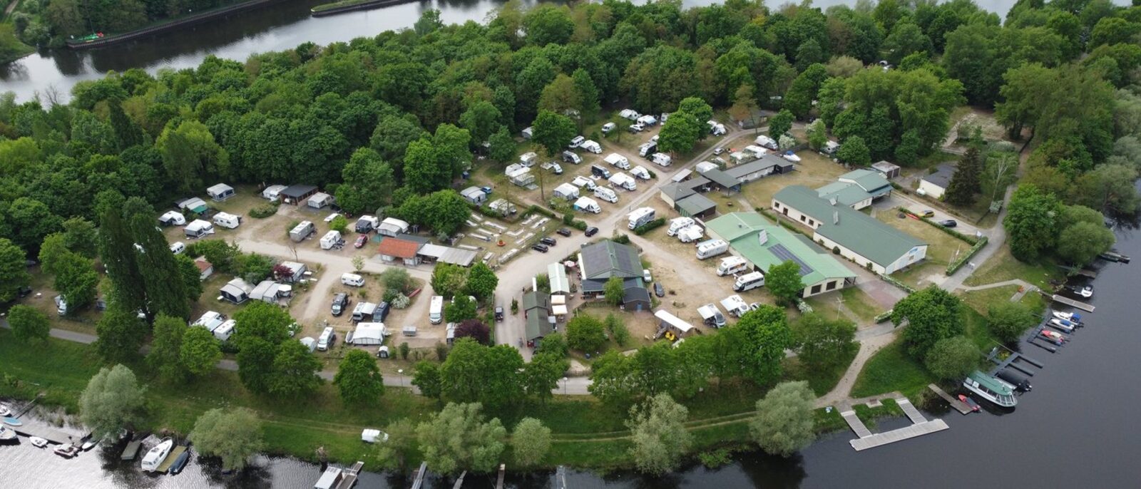 Luftaufnahme der Campinginsel Havelberg auf der Spülinsel an der Havel