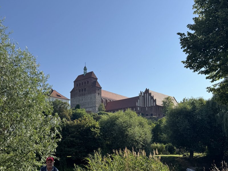 Havelberger Dom über dem Grün am Stadtgraben