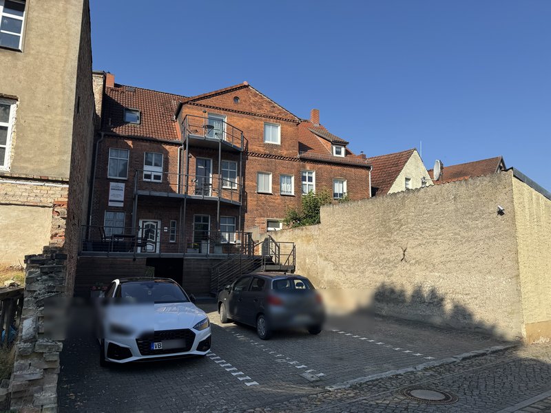 Hofseite mit Balkonen und Stellplätzen Dompanorama