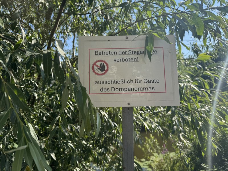 Schild: Steganlage ausschließlich für Gäste des Dompanoramas