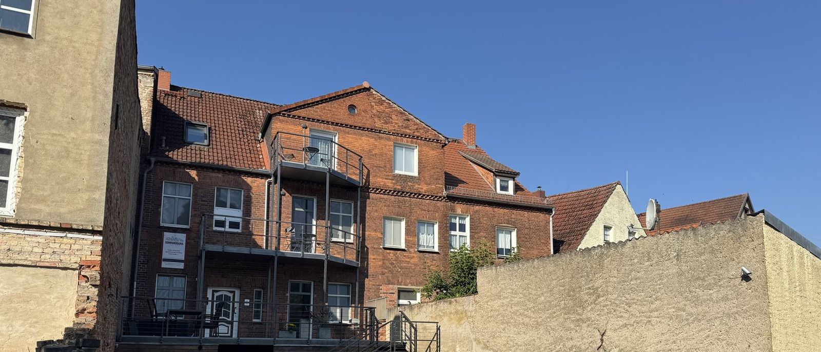 Backsteinhaus Fischerstraße 17 mit Balkonen und Hofstellplätzen: Ferienwohnung Dompanorama Havelberg