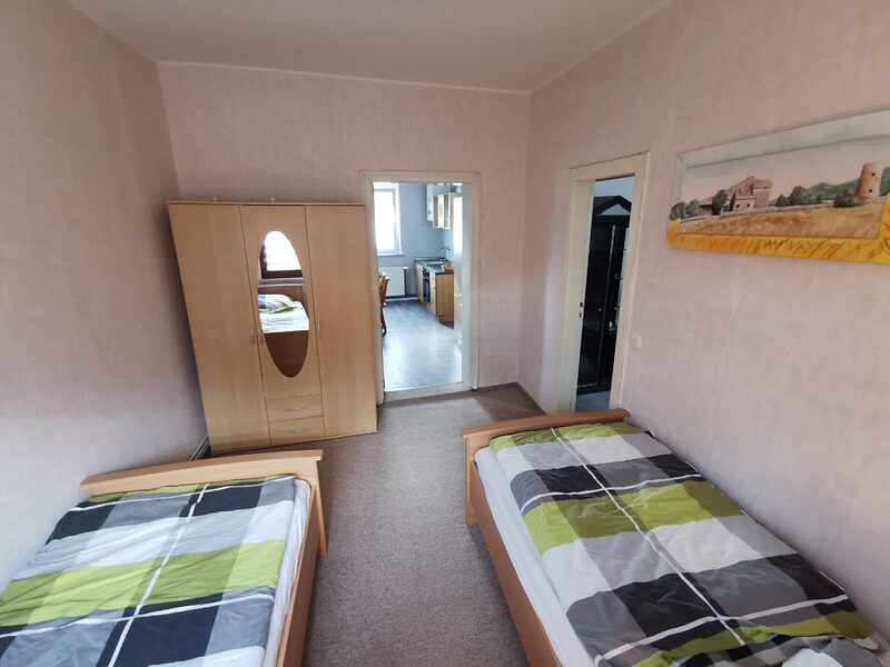 Schlafzimmer mit zwei Einzelbetten