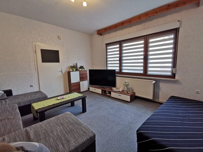 Wohnzimmer Richtung Fenster mit TV