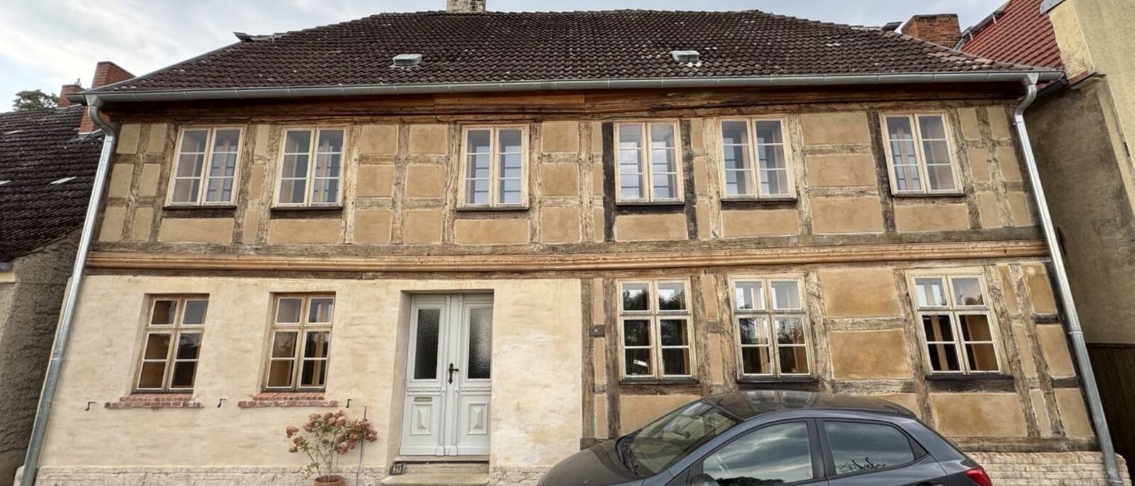Denkmalgeschütztes Fischerhaus Weinbergstraße 21 in Havelberg, spätbarockes Fachwerk mit Krüppelwalmdach