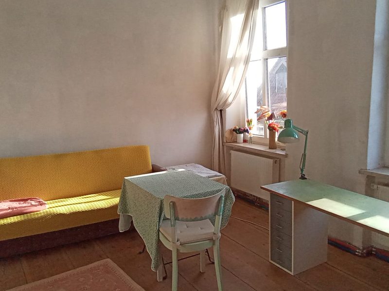 Sitzecke mit Sofa und Schreibtisch in der Ferienwohnung über der Galerie Stadtinsel