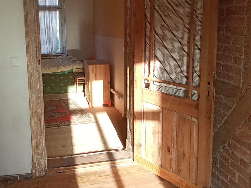 Holztür mit Glasfeldern, Blick in die Ferienwohnung über der Galerie Stadtinsel