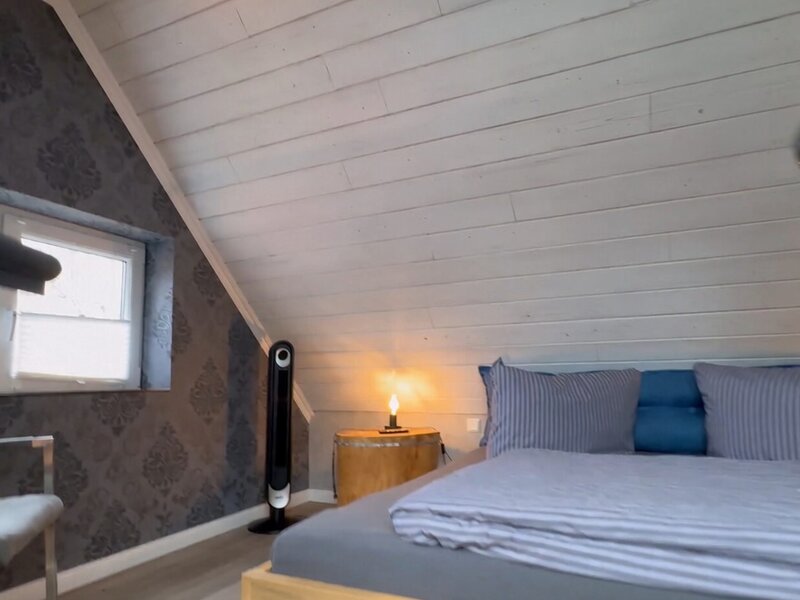 Haupt-Schlafzimmer im Dachgeschoss Apartment Elbe