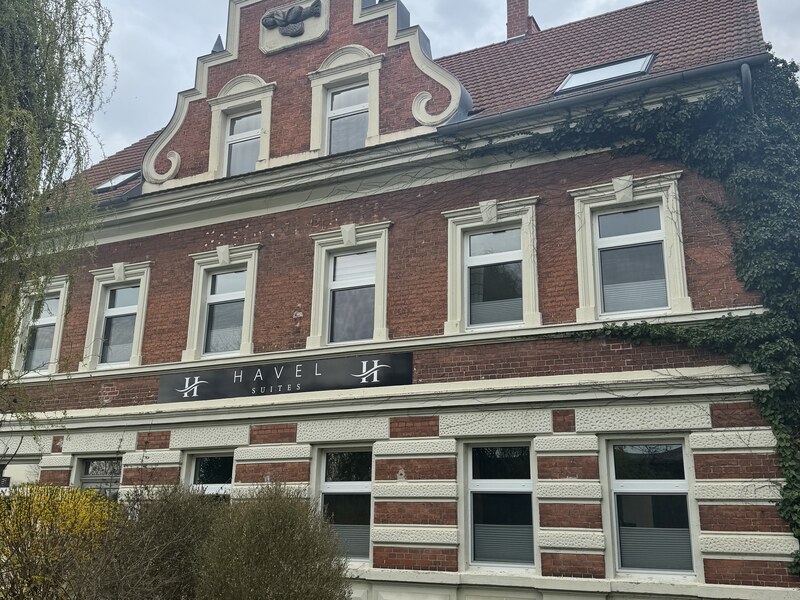 Fassade der Havel Suites mit Treppengiebel und Schild