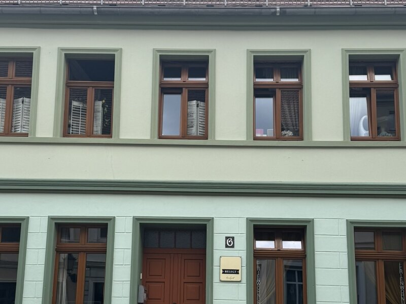 Havelzeit Fischerstraße 6: Fassade mit Hausnummer und Eingangstür
