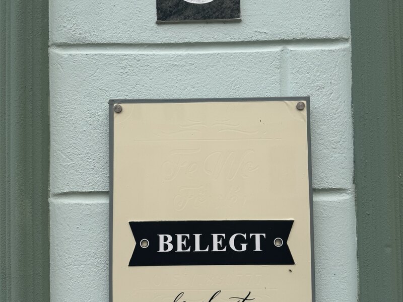 Schild Havelzeit an der Hauswand mit Hausnummer 6