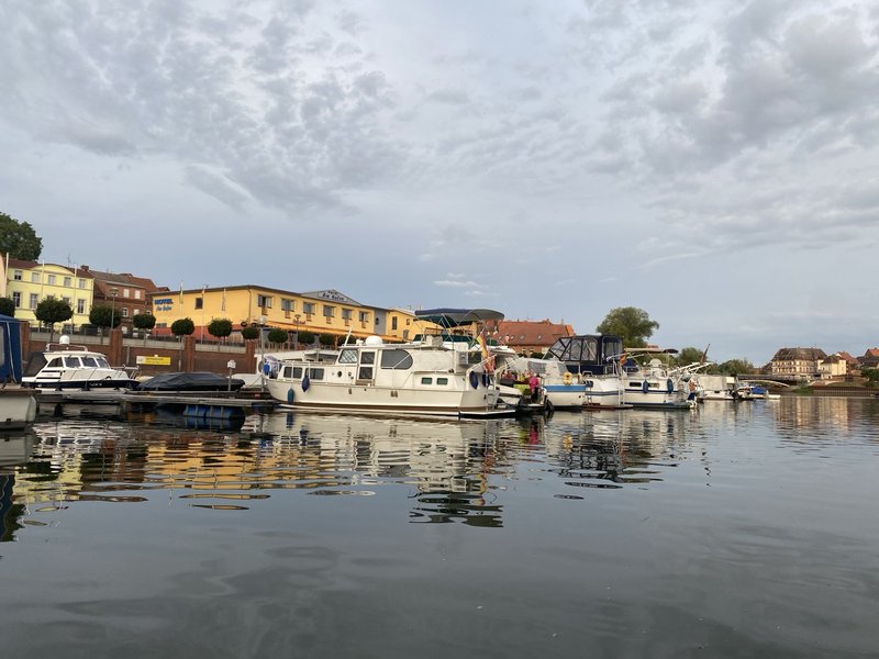 Yachthafen Havelberg mit Hotel am Hafen