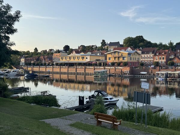 Hotels in Havelberg: Blick über den Hafen auf das Hotel am Hafen