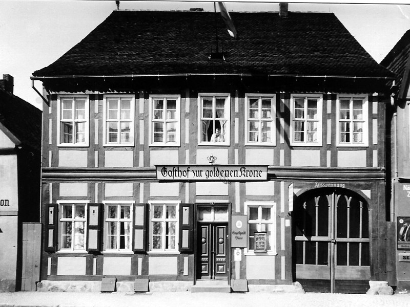 Gasthof zur goldenen Krone in Havelberg um 1930, Fachwerkfassade mit Ausspannung