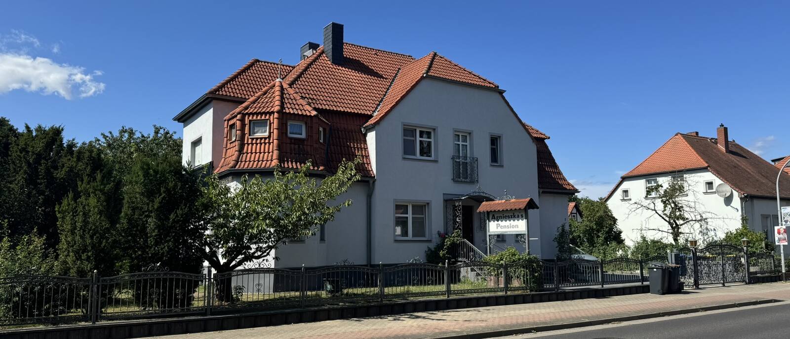 Agnieszkas Pension in der Genthiner Straße in Havelberg, Haus mit rotem Dach und Eingangsschild