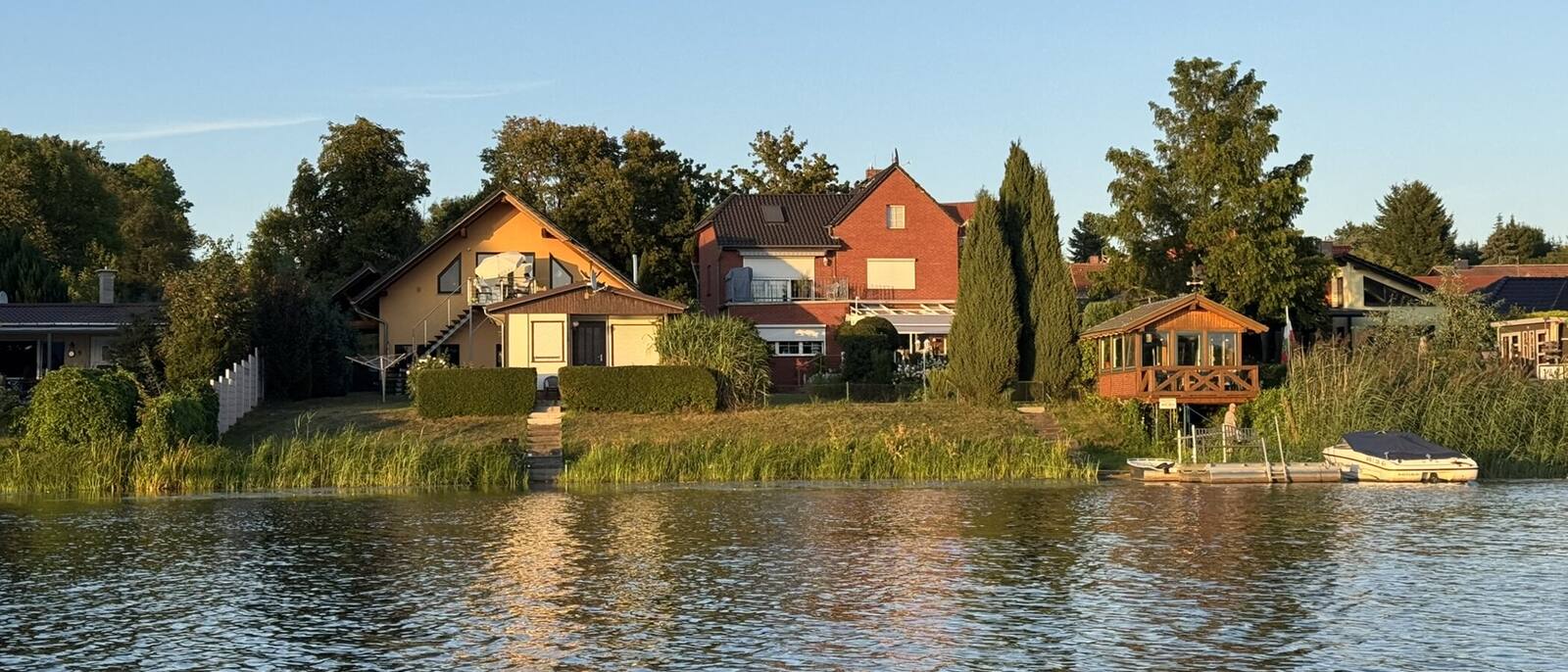 Havel-Pension Kruse von der Wasserseite: Häuser am Havelufer in Havelberg