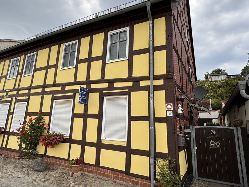 Gelbes Fachwerkhaus der Pension Havelblick